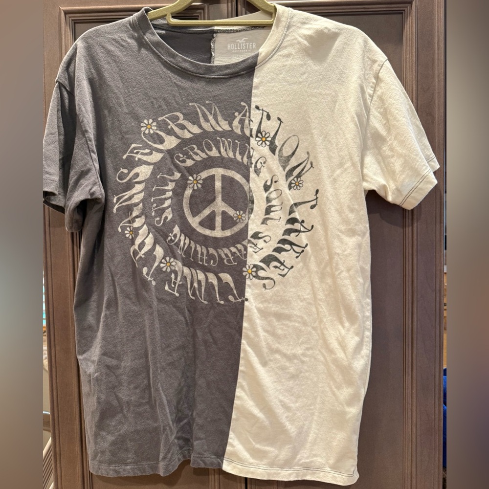 Hollister XS Two-Tone Gray & Cream Peace 70’s Hippie Flower Child Tee